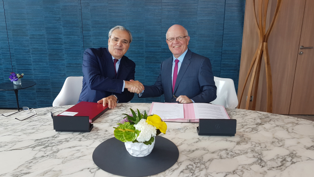 Signature entre Jean-Louis Chaussade, Directeur Général de SUEZ et Philippe Bonnave, Président-Directeur Général de Bouygues Construction