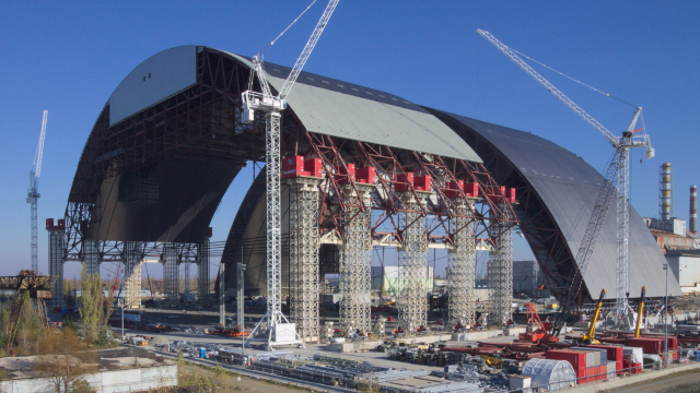 Dernier levage de l'enceinte de confinement du sarcophage de Tchernobyl