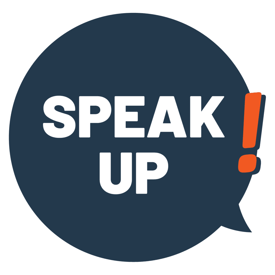 Une bulle de dialogue bleu foncé contient le texte blanc "SPEAK UP", avec un point d'exclamation orange vif à la fin.