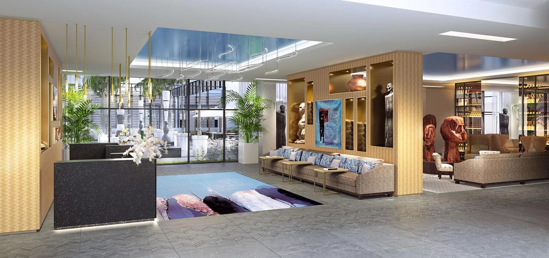 Luxueux hall d'hôtel moderne avec un bureau de réception sombre, un grand tapis abstrait, et un canapé avec des coussins bleus devant des niches murales dorées exposant des sculptures et de l'art. De grandes baies vitrées donnent sur un patio extérieur verdoyant, complété par des plantes luxuriantes et un éclairage sophistiqué.