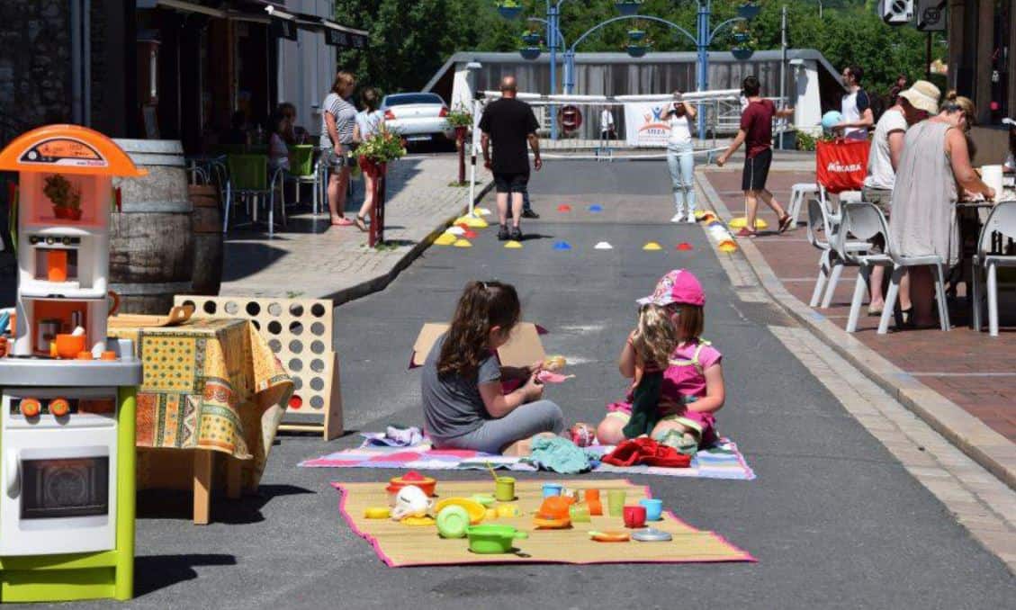 Une rue aux enfants en ville