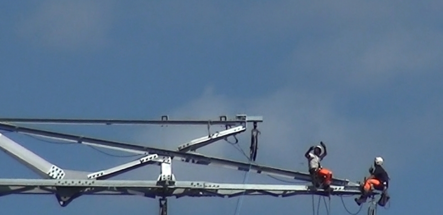 Drone for unrolling high-voltage cables - Chantier 2Loire Bouygues Construction #4