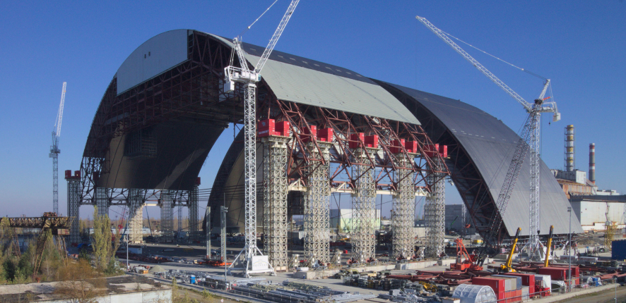 Dernier levage de l'enceinte de confinement du sarcophage de Tchernobyl