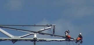 Drone for unrolling high-voltage cables